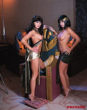 cleopatra naked