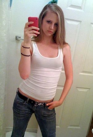 young girl nude selfie